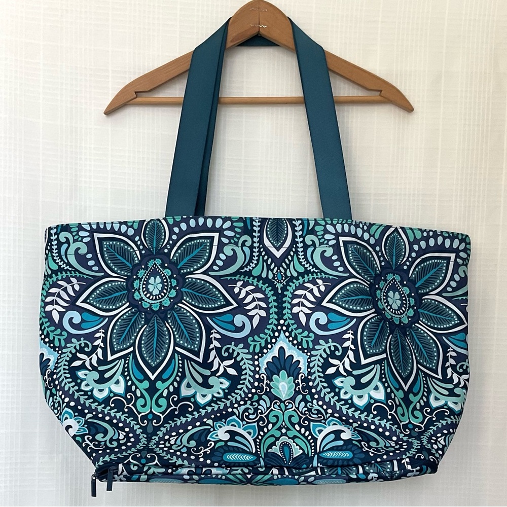 Vera Bradley Teal and Navy Floral beach bag with inside pocket and key latch - Picture 2 of 9